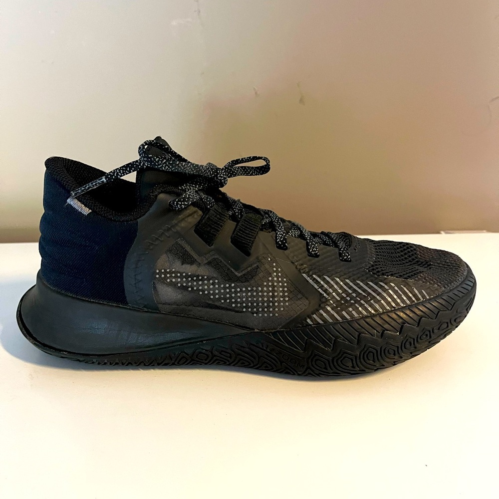 Nike 	kyrie 11's, mens 8	slightly used	black